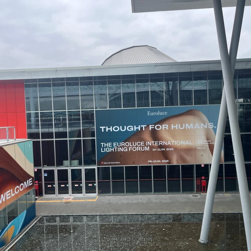 2025. aasta Milano Euroluce'i valgustusnäituse vaatlus